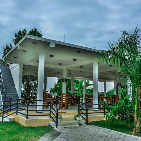 Lake Villa Resort Tissamaharama Kültér fotó