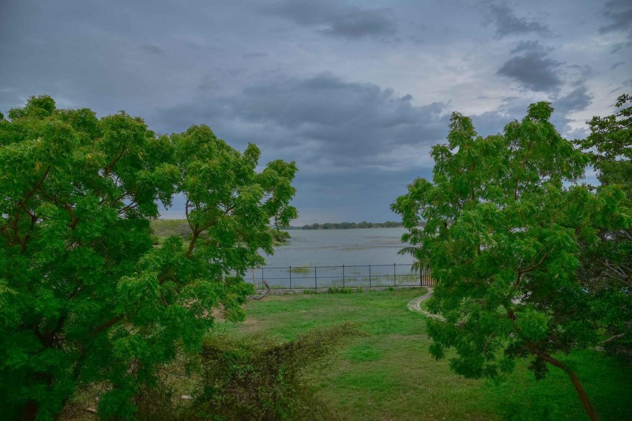 Lake Villa Resort Tissamaharama Kültér fotó